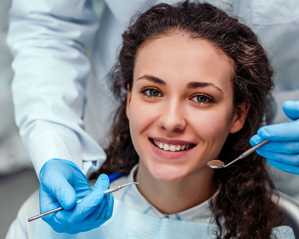 Ragazza controllo dal dentista